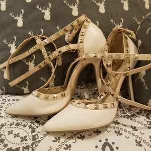 Cage high heel pumps with studs